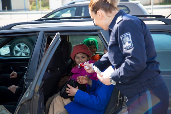 Gestul emoţionant al Poliţiei de Frontieră în ajun de Paşti: Au dăruit copiilor DULCIURI în punctele de trecere (FOTO)