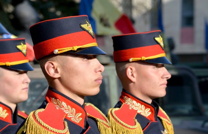 Militarii Armatei Naţionale au onorat Drapelul Republicii Moldova la Ministerul Apărării (FOTO)