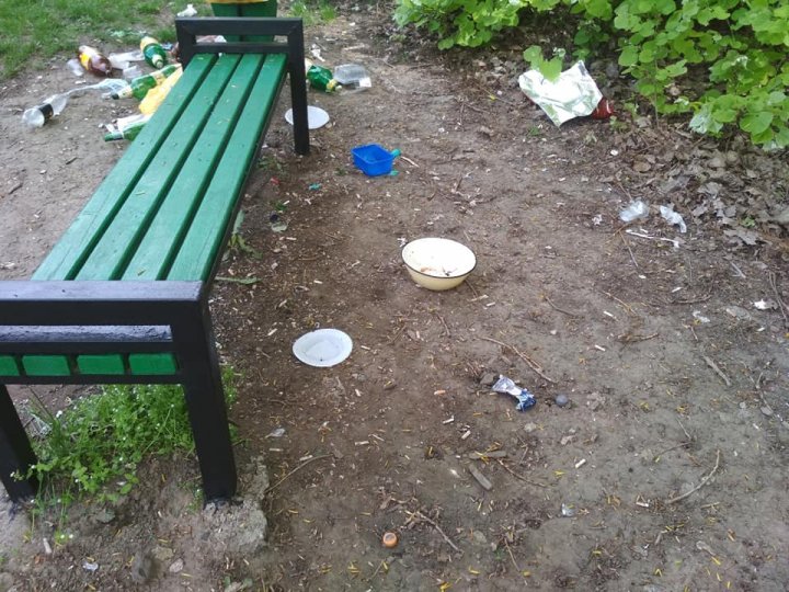 Veselă de unică folosinţă, farfurii şi sticle aruncate: Cum arată Parcul Rîşcani din Capitală DUPĂ SĂRBĂTORI (FOTO)