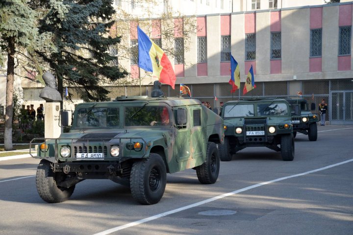 Militarii Armatei Naţionale au onorat Drapelul Republicii Moldova la Ministerul Apărării (FOTO)