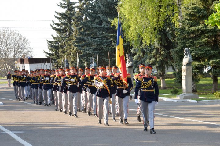 Militarii Armatei Naţionale au onorat Drapelul Republicii Moldova la Ministerul Apărării (FOTO)