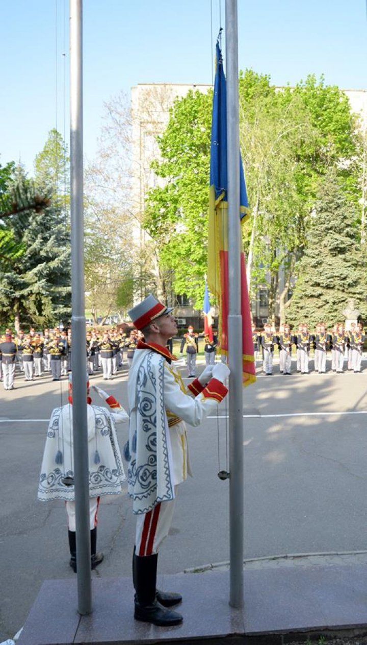 Militarii Armatei Naţionale au onorat Drapelul Republicii Moldova la Ministerul Apărării (FOTO)