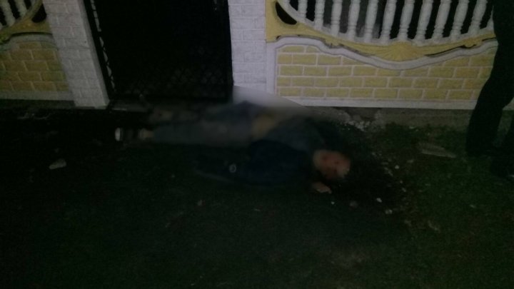 Descoperire MACABRĂ pe o stradă din Soroca. Un tânăr a fost lovit de o maşină şi lăsat pe margine de drum (FOTO cu puternic impact emoţional)