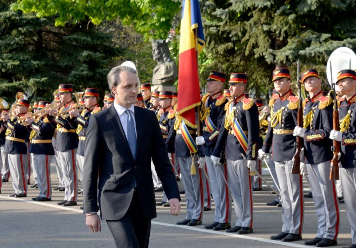 Militarii Armatei Naţionale au onorat Drapelul Republicii Moldova la Ministerul Apărării (FOTO)