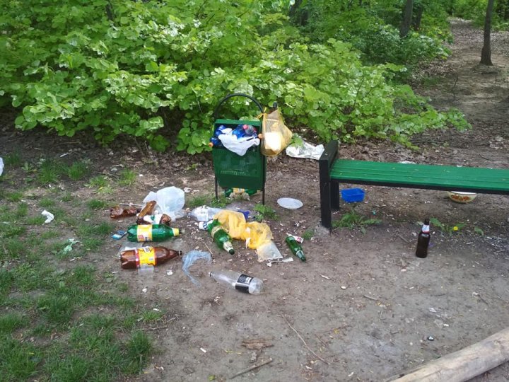 Veselă de unică folosinţă, farfurii şi sticle aruncate: Cum arată Parcul Rîşcani din Capitală DUPĂ SĂRBĂTORI (FOTO)