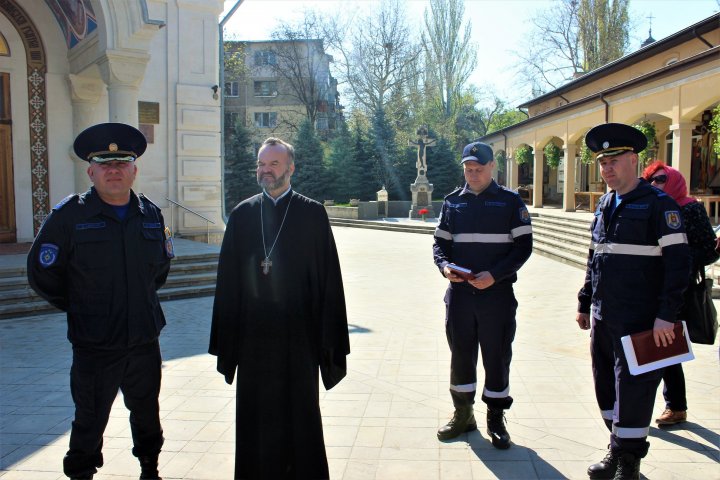 Bisericile, pregătite minuțios pentru Noaptea Învierii. Pompierii verificată dacă sunt dotate cu sisteme antiincendiu (FOTO)