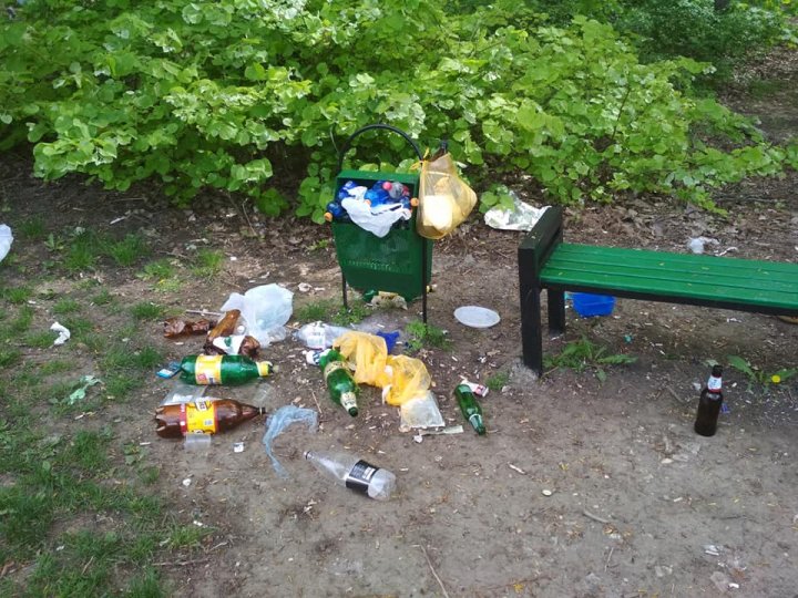 Veselă de unică folosinţă, farfurii şi sticle aruncate: Cum arată Parcul Rîşcani din Capitală DUPĂ SĂRBĂTORI (FOTO)