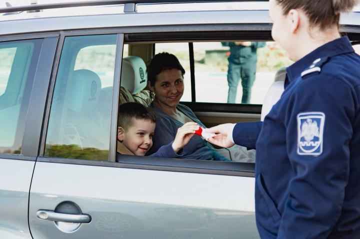 Gestul emoţionant al Poliţiei de Frontieră în ajun de Paşti: Au dăruit copiilor DULCIURI în punctele de trecere (FOTO)