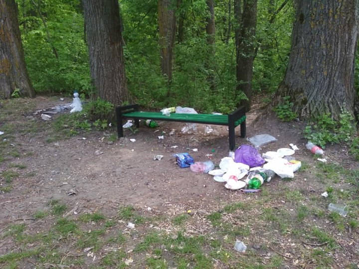 Veselă de unică folosinţă, farfurii şi sticle aruncate: Cum arată Parcul Rîşcani din Capitală DUPĂ SĂRBĂTORI (FOTO)