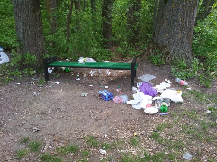 Veselă de unică folosinţă, farfurii şi sticle aruncate: Cum arată Parcul Rîşcani din Capitală DUPĂ SĂRBĂTORI (FOTO)