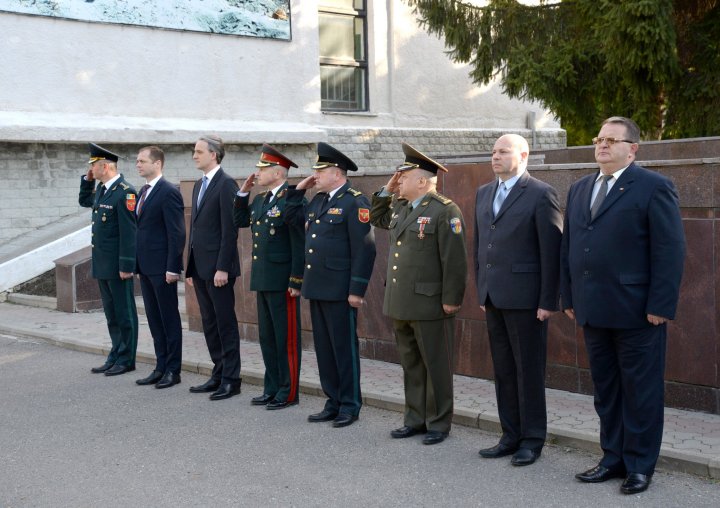 Militarii Armatei Naţionale au onorat Drapelul Republicii Moldova la Ministerul Apărării (FOTO)