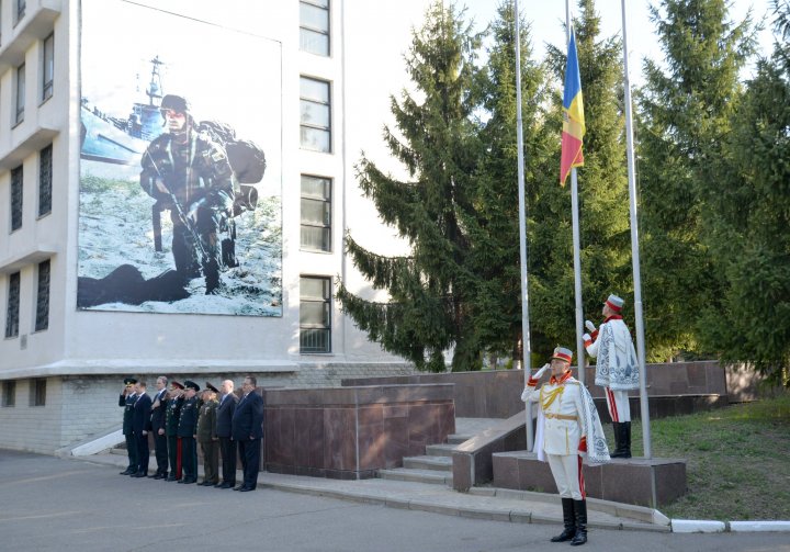 Militarii Armatei Naţionale au onorat Drapelul Republicii Moldova la Ministerul Apărării (FOTO)