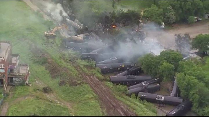 Douăzeci de familii au fost nevoite să-şi părăsească locuinţele, după ce un tren care transporta combustibil A LUAT foc în Mexic