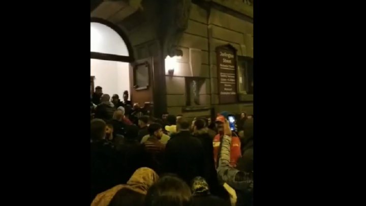 Bătaie între români în Noaptea de Înviere la o biserică: "Trage-l jos, bă" (VIDEO)