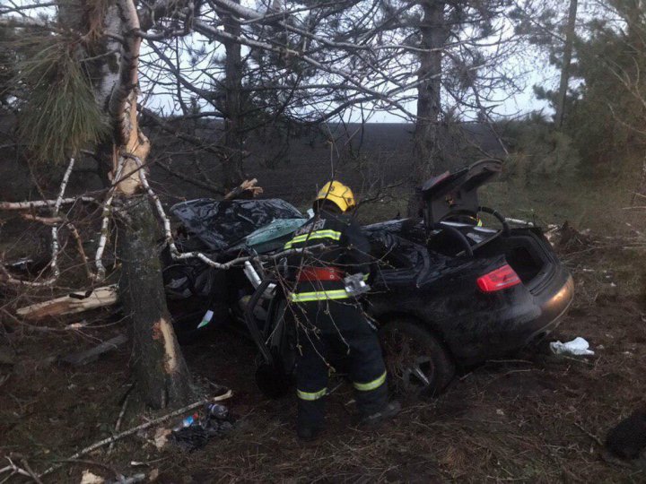 Raliu TRAGIC în apropiere de Drochia. Un tânăr a murit şi încă două fete au ajuns la spital cu fracturi grave (FOTO)