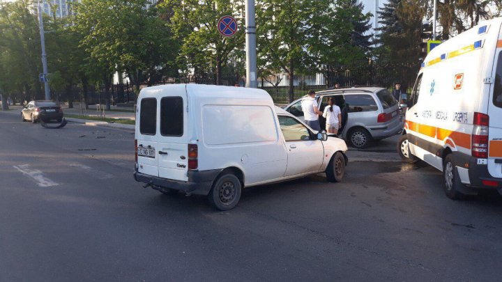 Accident în Centrul Capitalei. Ce s-a întâmplat după ce un şofer a IGNORAT semnalul ROŞU al semaforului (FOTO, VIDEO)