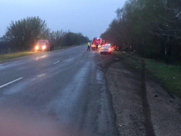 Raliu TRAGIC în apropiere de Drochia. Un tânăr a murit şi încă două fete au ajuns la spital cu fracturi grave (FOTO)