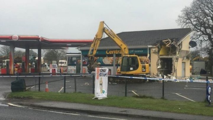 JAF NEOBIŞNUIT ÎN REGATUL UNIT. Un grup de hoţi au furat un bancomat cu un excavator (FOTO)