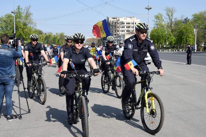 Au schimbat maşina cu girofar pe biciclete. Zeci de poliţişti au marcat într-un mod INEDIT Ziua Drapelului şi a Stemei de Stat