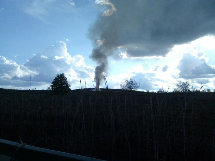 ARDE gunoiştea de la Străşeni. Oraşul, PLIN DE FUM. Pompierii, la faţa locului (FOTO)