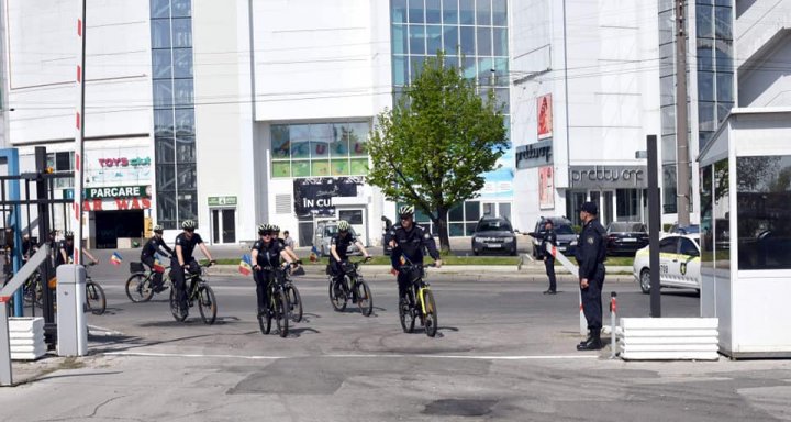Au schimbat maşina cu girofar pe biciclete. Zeci de poliţişti au marcat într-un mod INEDIT Ziua Drapelului şi a Stemei de Stat