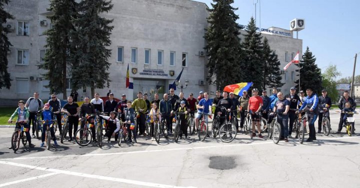 Au schimbat maşina cu girofar pe biciclete. Zeci de poliţişti au marcat într-un mod INEDIT Ziua Drapelului şi a Stemei de Stat