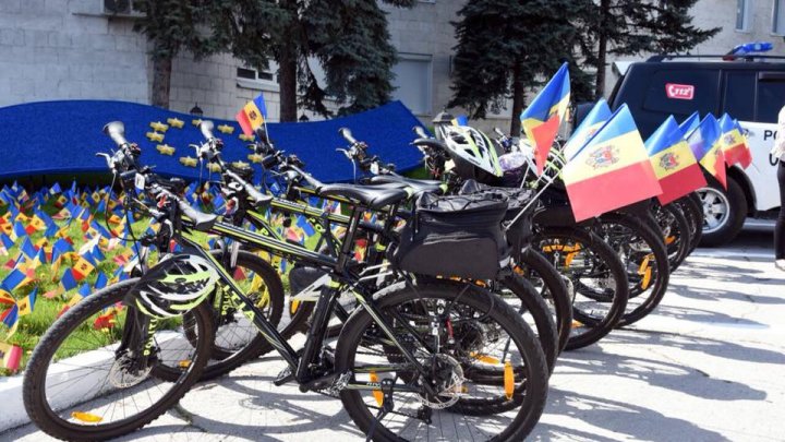 Au schimbat maşina cu girofar pe biciclete. Zeci de poliţişti au marcat într-un mod INEDIT Ziua Drapelului şi a Stemei de Stat