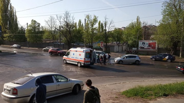 ACCIDENT GRAV în sectorul Buiucani. O femeie, lovită în plin de o maşină. Poliţia, ambulanţa, la faţa locului (FOTO)