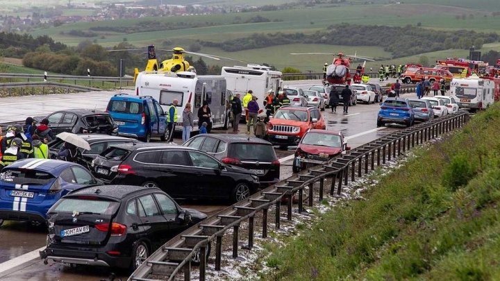 IMAGINI CARE ÎŢI TAIE RESPIRAŢIA, în urma unui GRAV ACCIDENT cu implicarea a 50 de maşini în Germania: Sunt VICTIME