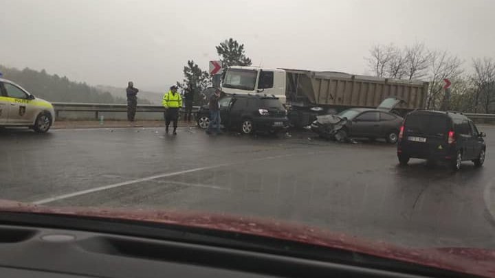 ACCIDENT GRAV pe şoseaua Chișinău-Hînceşti, cu implicarea a trei vehicule. Poliţia, la faţa locului (FOTO)