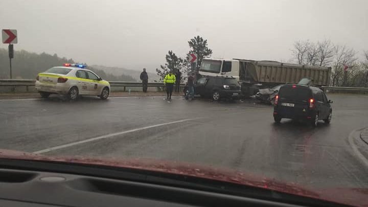 ACCIDENT GRAV pe şoseaua Chișinău-Hînceşti, cu implicarea a trei vehicule. Poliţia, la faţa locului (FOTO)