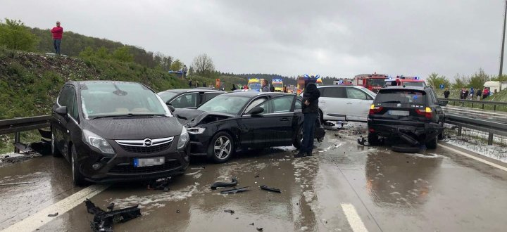 IMAGINI CARE ÎŢI TAIE RESPIRAŢIA, în urma unui GRAV ACCIDENT cu implicarea a 50 de maşini în Germania: Sunt VICTIME