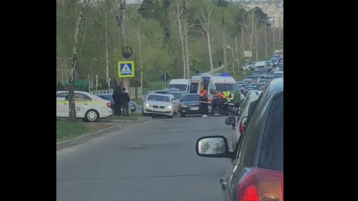 ACCIDENT MATINAL în Capitală. Un motociclist s-a lovit violent cu o maşină. Ambulanţa a intervenit de urgenţă (VIDEO)