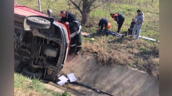 ACCIDENT GRAV pe şoseaua Chişinău-Hânceşti. Un microbuz a ajuns într-un şanţ. Victimele, ajutate de o echipă de descarcerare (VIDEO)