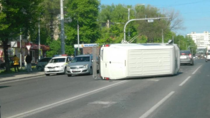 ACCIDENT VIOLENT în Capitală. Un microbuz S-A RĂSTURNAT. Poliţia, ambulanţa, la faţa locului (FOTO)