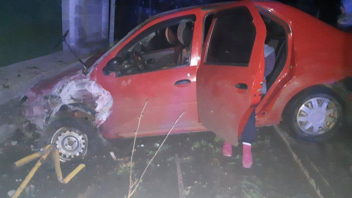 A adormit la volan şi a ieșit cu maşina pe contrasens. ACCIDENT GRAV la Florești. O femeie, transportată la spital