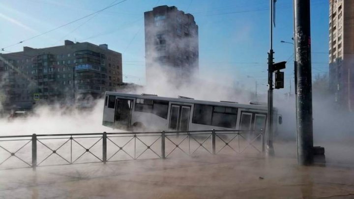 IMAGINI de la incidentul cu autobuzul de pasageri, inundat cu apă clocotită. Ce a făcut şoferul pentru a salva călătorii (FOTO)