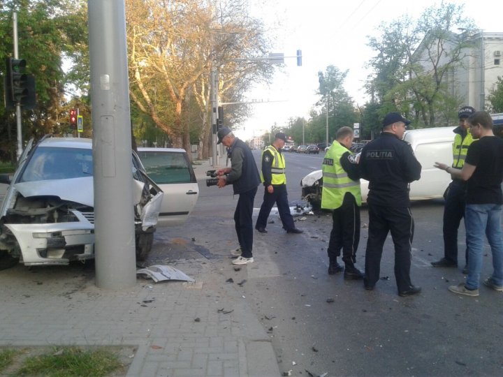 Accident în Centrul Capitalei. Ce s-a întâmplat după ce un şofer a IGNORAT semnalul ROŞU al semaforului (FOTO, VIDEO)