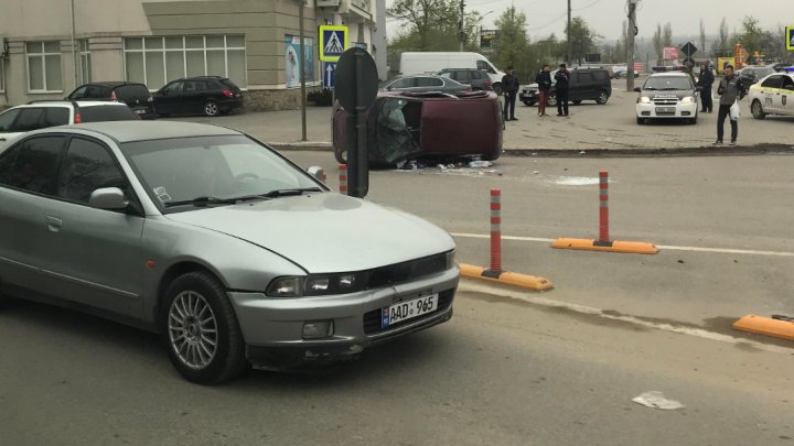 O maşină S-A RĂSTURNAT în sectorul Ciocana al Capitalei. Automobilul, FĂCUT PRAF. Sunt RĂNIŢI (VIDEO/FOTO)