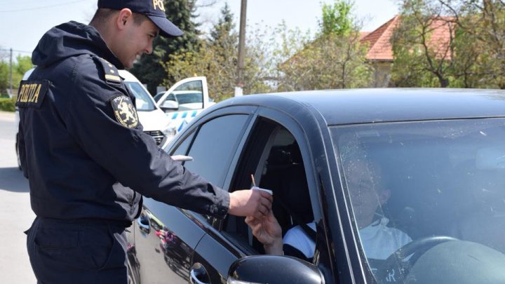 (FOTO) Şoferii care au revenit în ţară de sărbători, ÎNTÂMPINAŢI cu câte o cafea. Care a fost SCOPUL ofiţerilor INP 