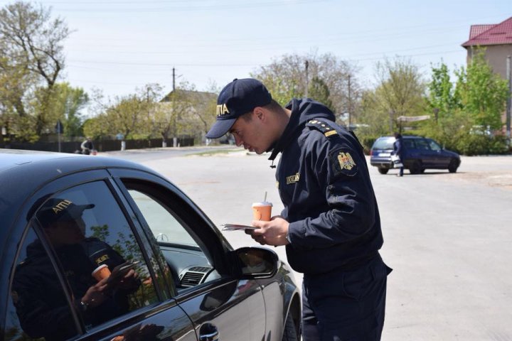 (FOTO) Şoferii care au revenit în ţară de sărbători, ÎNTÂMPINAŢI cu câte o cafea. Care a fost SCOPUL ofiţerilor INP 