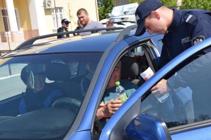 (FOTO) Şoferii care au revenit în ţară de sărbători, ÎNTÂMPINAŢI cu câte o cafea. Care a fost SCOPUL ofiţerilor INP 