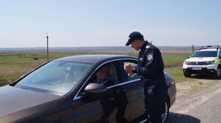 (FOTO) Şoferii care au revenit în ţară de sărbători, ÎNTÂMPINAŢI cu câte o cafea. Care a fost SCOPUL ofiţerilor INP 