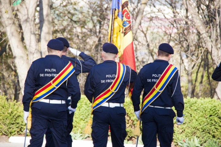 Poliţiştii de frontieră au marcat Ziua Drapelului de Stat al Republicii Moldova (FOTO)