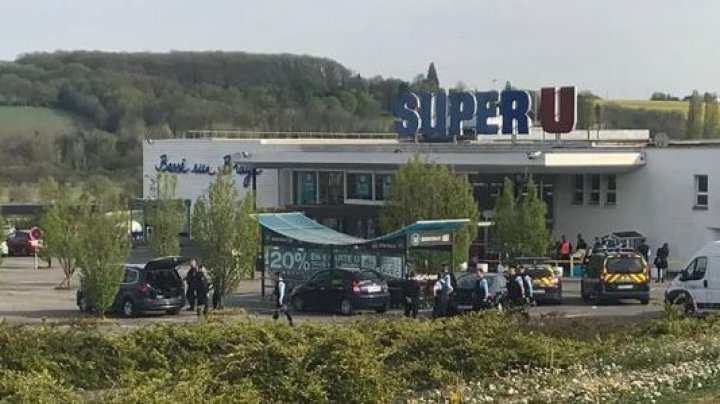 Alertă într-un supermarket din Franţa: Mai multe persoane au fost luate ostatice de către un individ înarmat