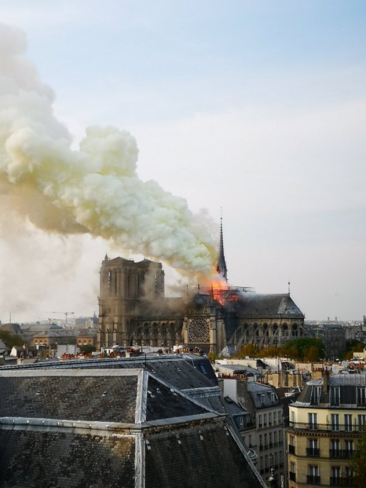 Fleșa catedralei Notre Dame din Paris s-a prăbușit. DETALII DESPRE INCENDIU (FOTO/VIDEO)