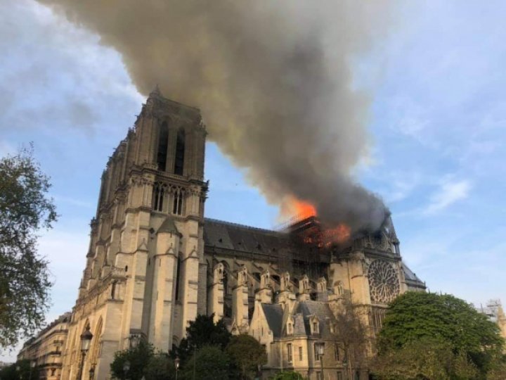 Fleșa catedralei Notre Dame din Paris s-a prăbușit. DETALII DESPRE INCENDIU (FOTO/VIDEO)