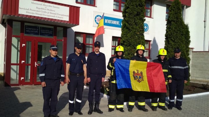 Salvatorii şi pompierii au onorat Drapelul de Stat (VIDEO/FOTO)