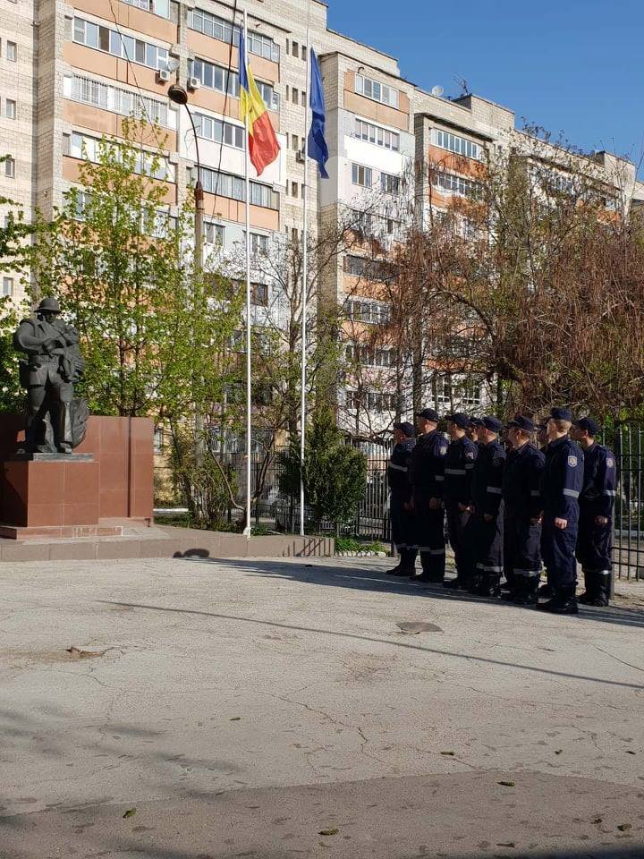 Salvatorii şi pompierii au onorat Drapelul de Stat (VIDEO/FOTO)