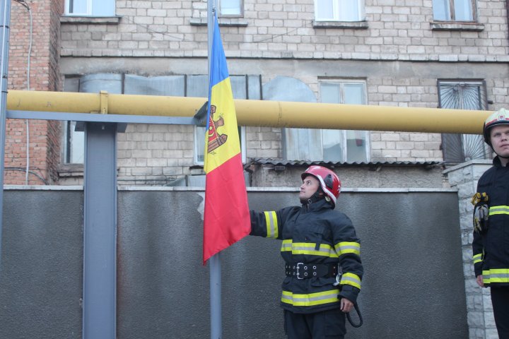 Salvatorii şi pompierii au onorat Drapelul de Stat (VIDEO/FOTO)